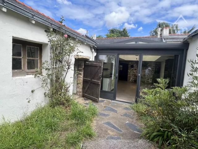 Magnifique maison en pierre T4 de 142 m² avec des dépendances sur 9763 m² de terrain clos