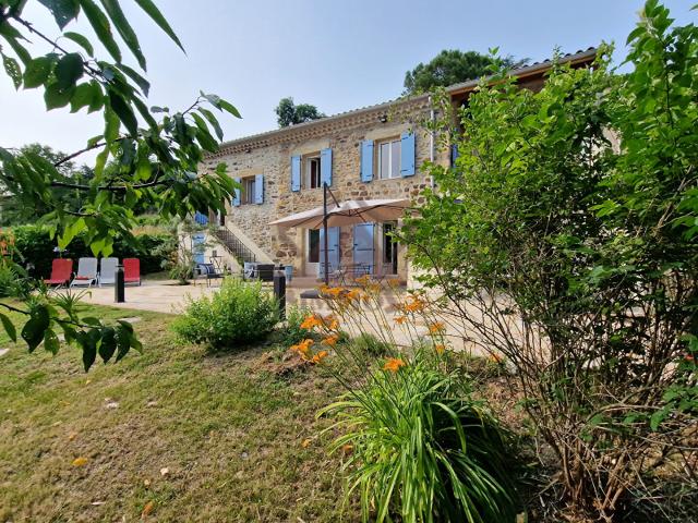 MAGNIFIQUE MAISON EN PIERRES AVEC VUE DEGAGEE
