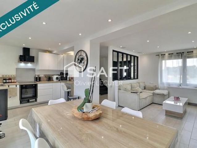 Magnifique maison semi mitoyenne rénovée, 3 chambres dont 1 au RDC avec sa douche, jardin clos, stationnement, garage et remise. Habitable de plain pied!