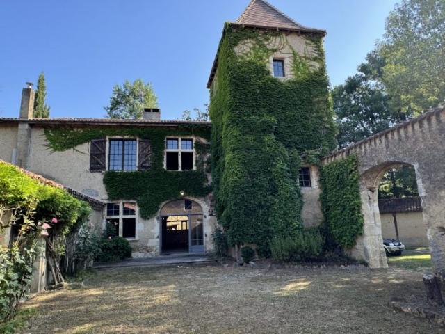 Magnifique manoir aux origines du 15ème siècle, avec sa ferme et ses 30ha