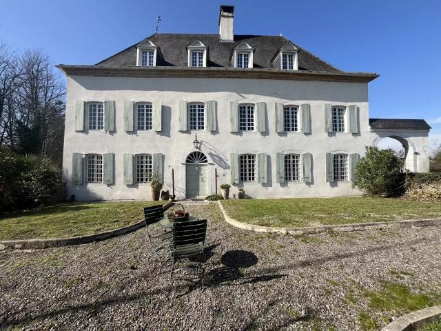 Magnifique manoir avec dépendances sur 2 hectares de terrain. 400m² Sauveterre de Béarn