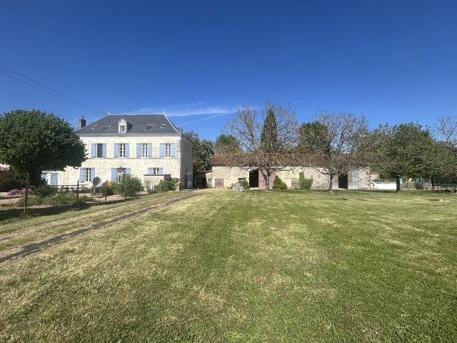 Magnifique manoir avec gîte et dépendances maison et gite 3. 341m² Aubeterre sur Dronne