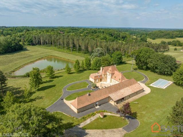 Magnifique manoir en pierre du 17 ème siècle. 454m² Pressignac Vicq