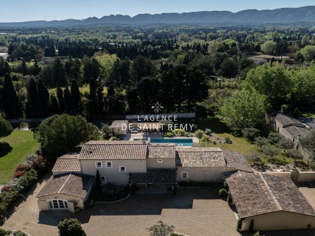 Magnifique mas contemporain de charme avec vue. Charme et Mo. 190m² Saint Rémy de Provence