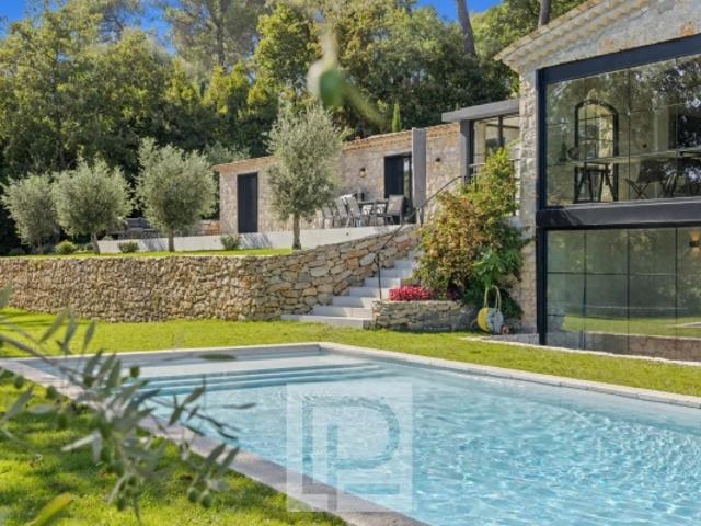Magnifique mas en pierre rénové à Valbonne