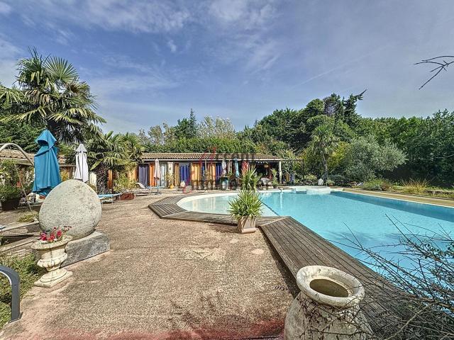 Magnifique Mas Provençal en Pierres avec gites proposant 375. 375m² Orgon