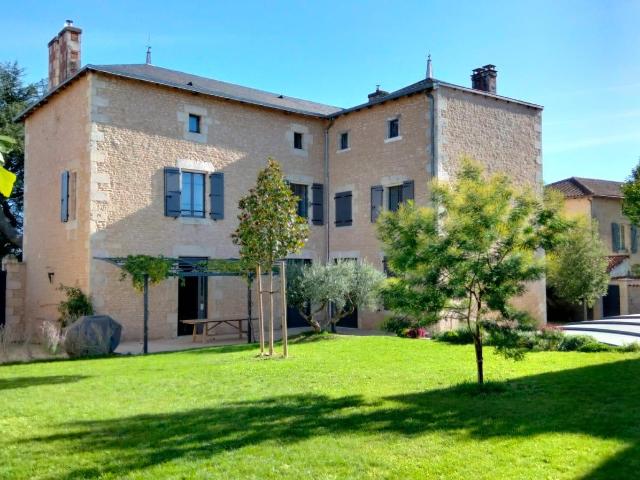Magnifique Ancienne Ferme Rustique en Pierre Rénovée, 7 Cham. 287m² Usson du Poitou