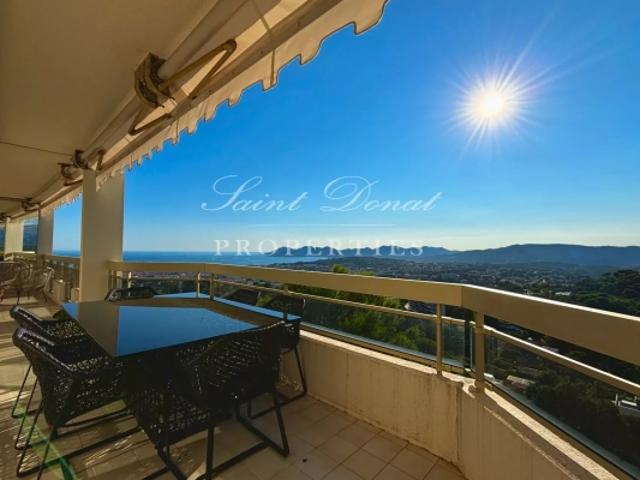 EXCLU VENDU PAR L'AGENCE Magnifique appartement au dernier étage vue panoramique mer et 3 stationnements