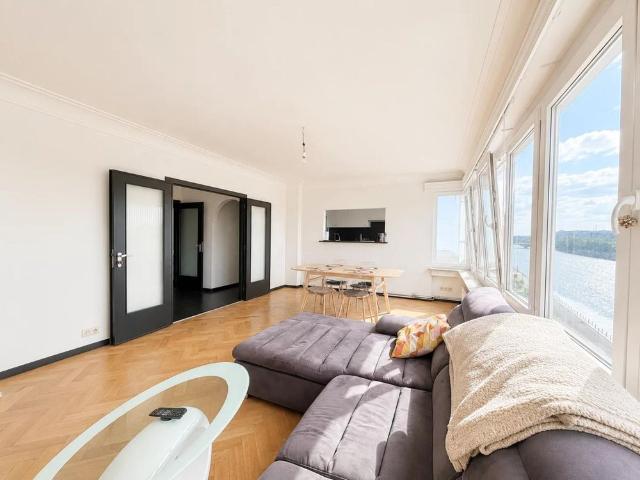 Magnifique appartement dans le quartier Saint Léonard. en bord de Meuse. 3 chambres. 2 balcons et cave