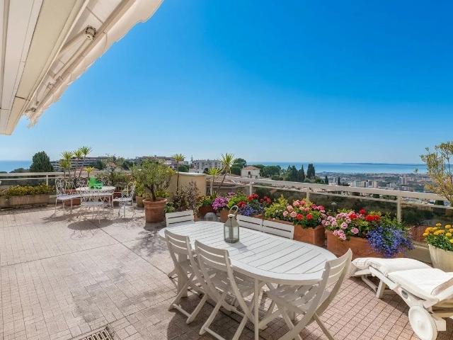 Magnifique appartement de 4 chambres de 125 m2 offrant une v. 122m² Nice
