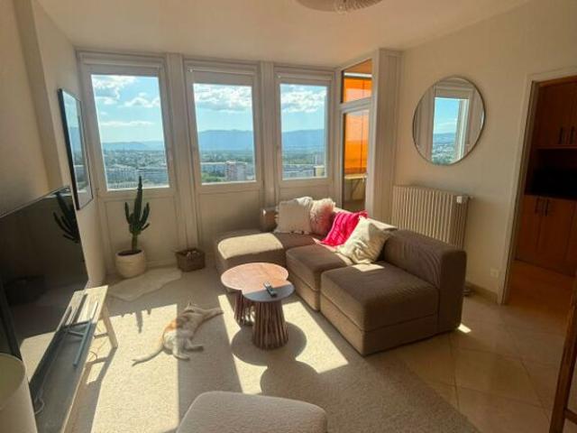 MAGNIFIQUE APPARTEMENT DE 4 PIÈCES AU 22 ÉTAGE  PETIT LANCY