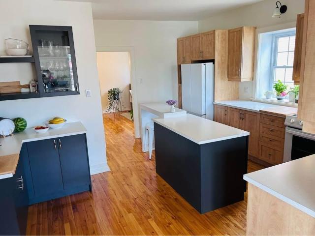 Magnifique appartement parfaitement situé au centre ville de Farnham 2600 pi carrés