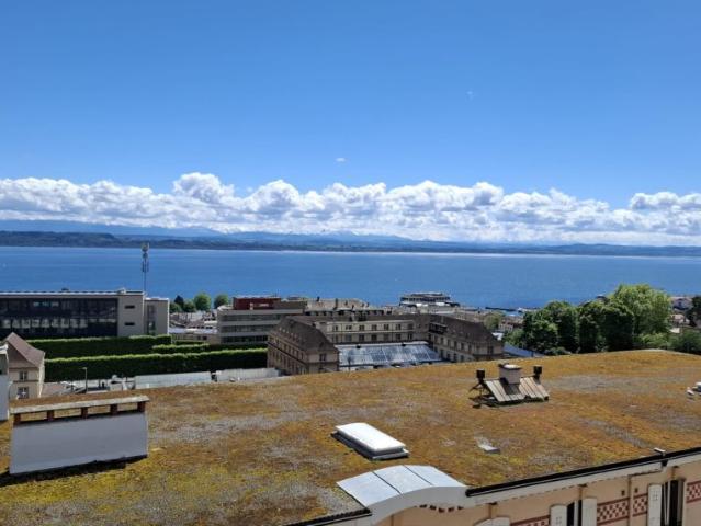 Magnifique appartement partiellement rénové de 3.5 pièces avec vue sur le lac et proche de la gare