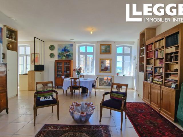 Magnifique appartement spacieux de 4 chambres avec terrasse et garage, idéalement situé en centre ville