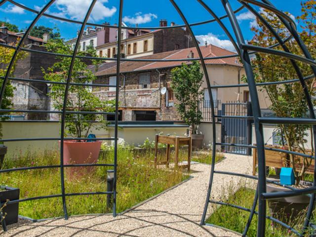 Magnifique Appartement T2 avec terrasse SENIORIALES ST ETIENNE en étage élevé Disponible immédiatement !