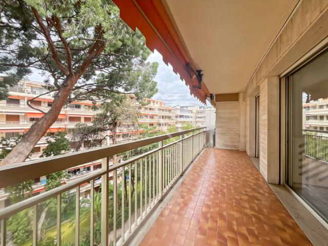 MAGNIFIQUE APPARTEMENT 2 PIECES LOCATION VIDE A L ANNEE CANNES