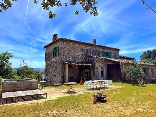Magnifique bastide au pied du Luberon sur 8,5 hectares