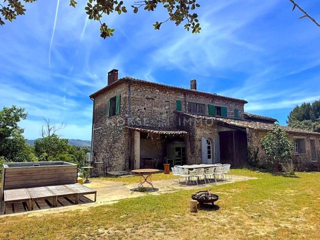Magnifique bastide au pied du Luberon sur 8,5 hectares 200m² Mérindol
