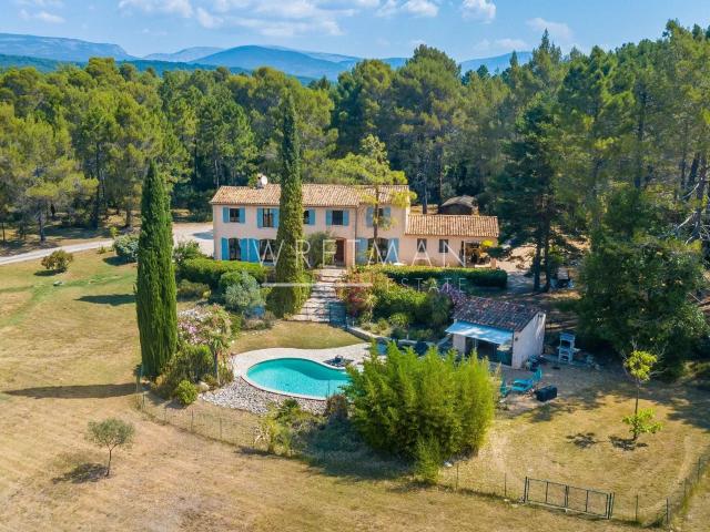 Magnifique bastide avec piscine sur 12 000 m² de terrain – T. 200m² Tourrettes