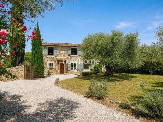 Magnifique bastide en pierre avec jardin clos et belle pisci. 205m² Lorgues