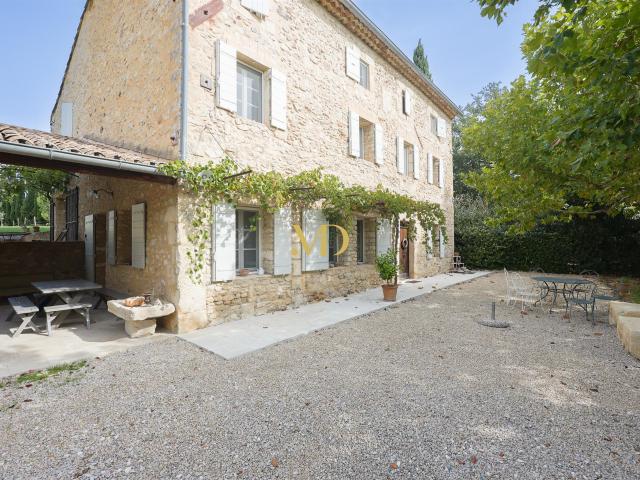 Magnifique Bastide en pierre avec vues et piscine 256m² Roussillon