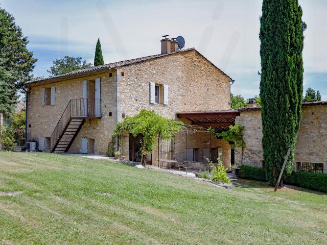 MAGNIFIQUE BASTIDE EN PIERRE AVEC VUES PANORAMIQUES ET PISCINE CHAUFFÉE À proximité de Roussillon – Au coeur du Luberon