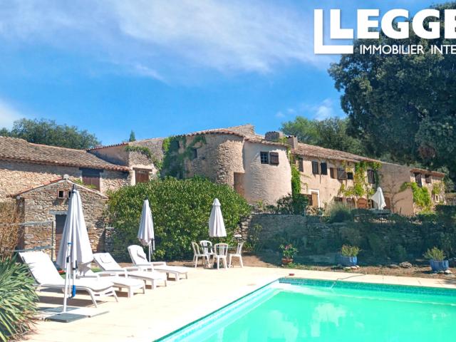 Magnifique bastide en pierre en Provence avec piscine, terrain et dépendances. Entre Cotignac et Aups