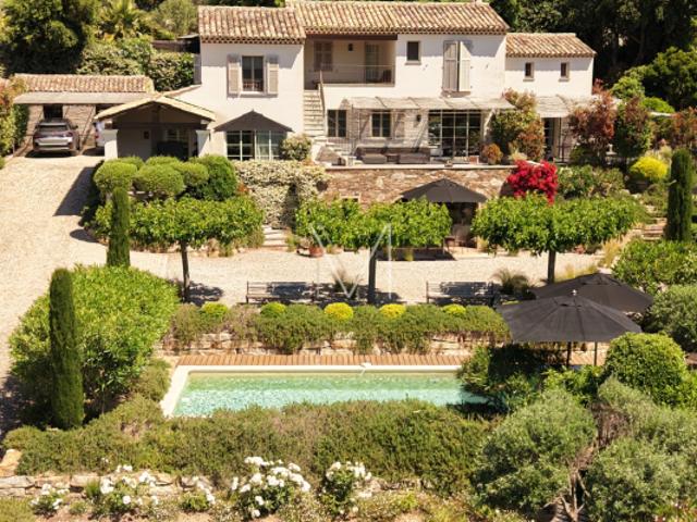 MAGNIFIQUE BASTIDE PROVENÇALE ET SON JARDIN PAYSAGER