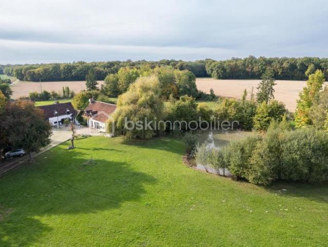 MAGNIFIQUE BÂTISSE ÉDIFIÉE AU 19ÈME SIÈCLE AVEC DÉPENDANCES ET SON PARC PRIVÉ !