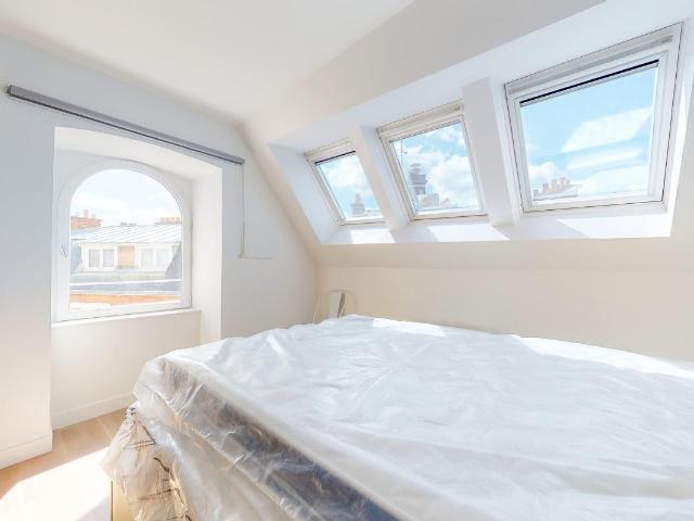 Magnifique chambre en colocation entièrement meublée et équipée avec salle de bain privée – Plein centre d’Orléans