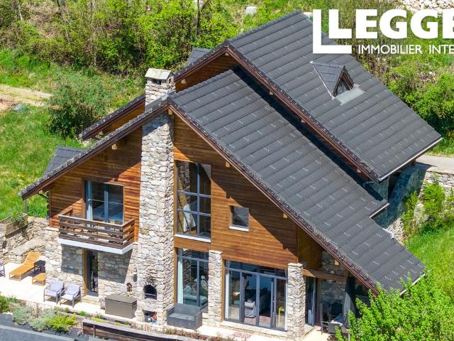 Superbe chalet de 5 chambres avec vue sur le lac. Intérieur moderne et spacieux. Cadre naturel et paisible