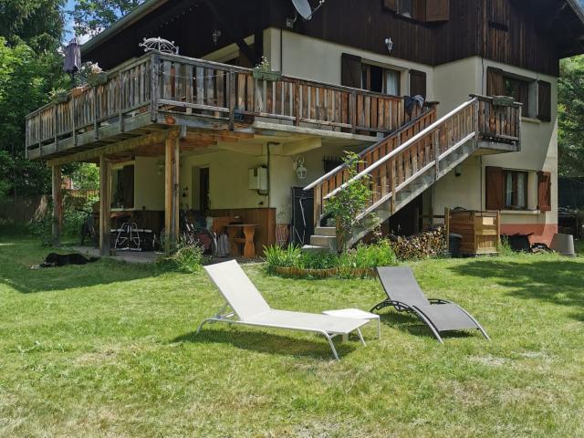 MAGNIFIQUE CHALET AU COEUR DU VILLAGE AVEC VUE SUR LA MONTAGNE AVEC PISCINE ET STUDIO