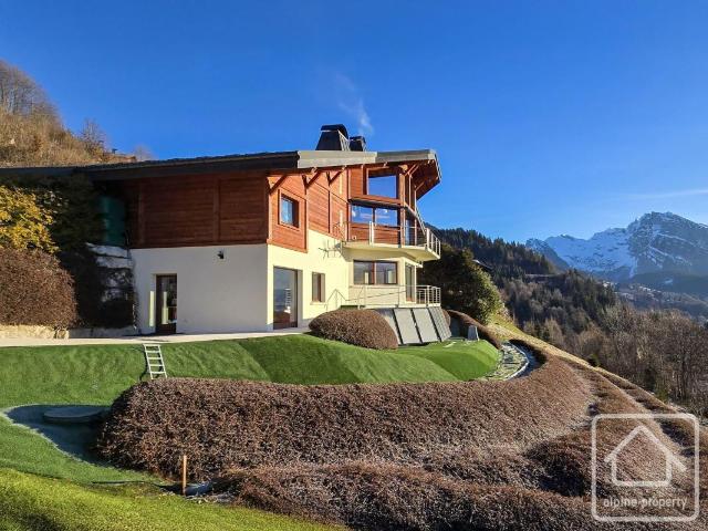 Magnifique chalet de 7 chambres avec vue sur le Mont Blanc, terrasses panoramiques, vaste espace de stationnement et fort potentiel locatif