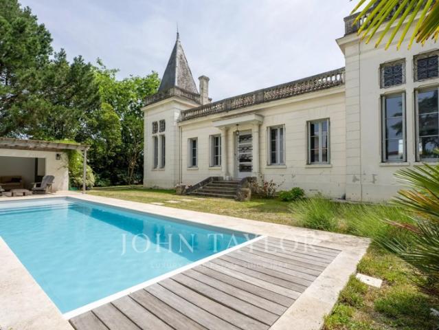 MAGNIFIQUE CHARTREUSE RÉNOVÉE PAR ARCHITECTE – JARDIN PAYSAGER – DÉPENDANCE PISCINE GARAGE