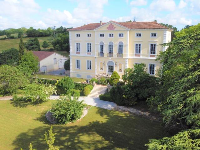 Magnifique château du 16ème siècle avec sa chapelle dans un. 500m² Monflanquin