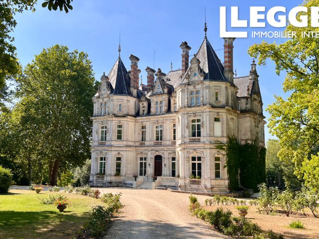 Magnifique château du XIXᵉ siècle en bord de Charente avec île privée, piscine et court de tennis