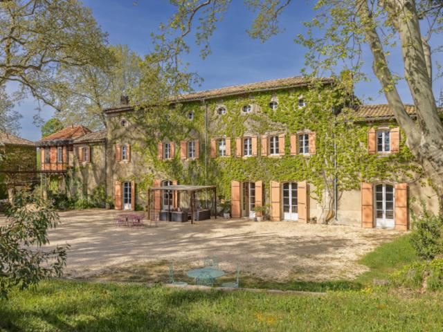 Magnifique Château du XVIIe siècle avec dépendances