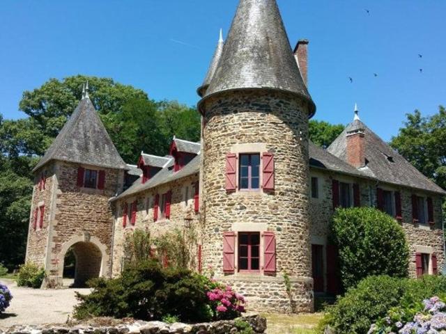 Magnifique château restauré du XIVe siècle à Lagraulière Un joyau historique au coeur de la Corrèze