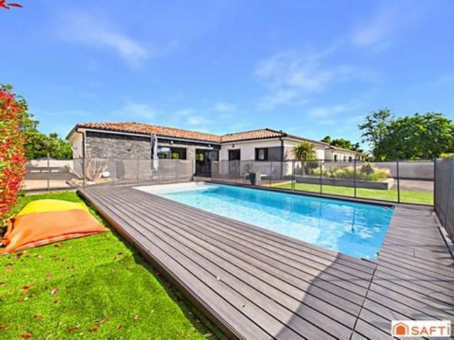 Magnifique Contemporaine avec Piscine, Pool House Terrain de Pétanque et Garage!