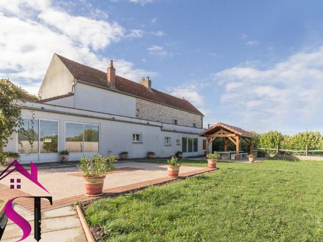 Magnifique corps de ferme rénové à AUXONNE