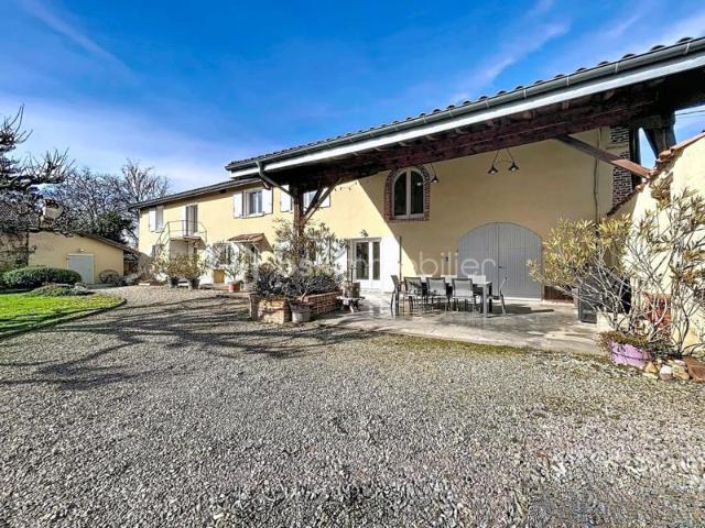Magnifique corps de ferme restauré de 8 pièces, d’une surface de 300m², sur un terrain de 1 892 m²