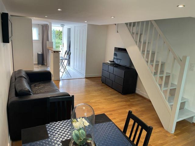 MAGNIFIQUE DUPLEX RÉNOVÉ DANS PARC ARBORÉ