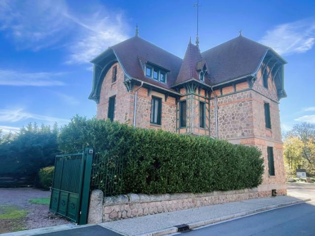MAGNIFIQUE DEMEURE AU COEUR DE L'ALLIER
