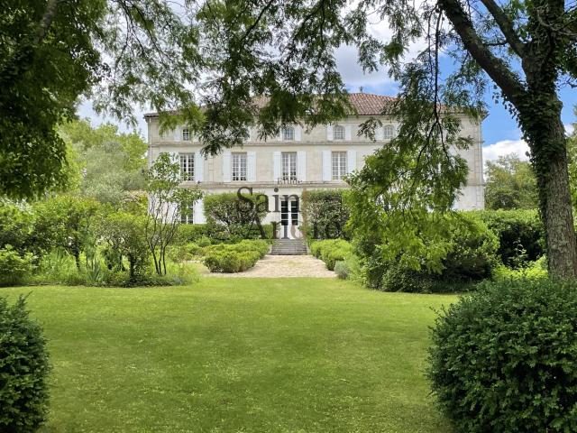 Magnifique demeure du XIXe siècle au cœur des vignobles du C. 650m² Angoulême