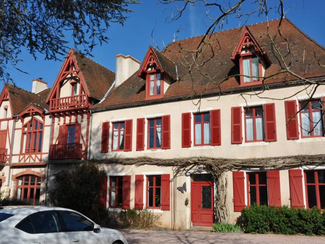 Magnifique demeure traditionnelle du XIXème siècle, rénovée avec goût et authenticité, 9 chambres dont 7 avec