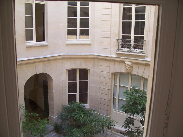 MAGNIFIQUE DEUX PIECES DANS HOTEL PARTICULIER DE CHARME AU CENTRE DE PARIS