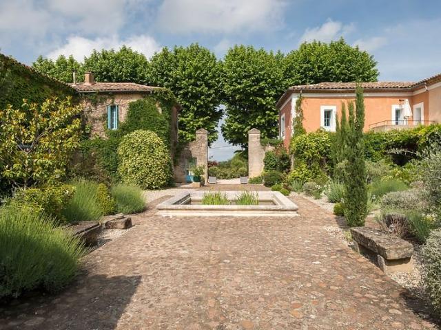 Magnifique domaine 1600 m² très proche d'Uzès, 4,6 Ha de ter. 783m² Uzès