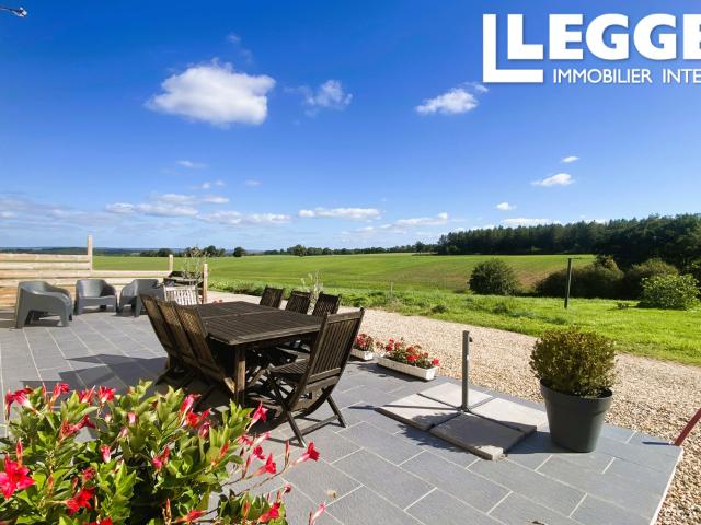 Magnifique domaine de 28 hectares  maison classée B, 2 gîtes, hangar, granges, sans voisins et vue panoramique