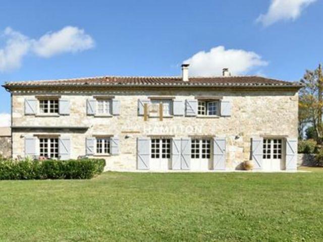 MAGNIFIQUE DOMAINE DE 33 HA AVEC LAC, ET VUE DOMIN