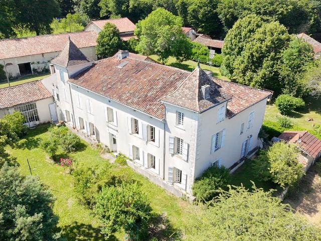 MAGNIFIQUE DOMAINE DU 18EME SUR PLUS DE 8,5 HA AVEC ETANG